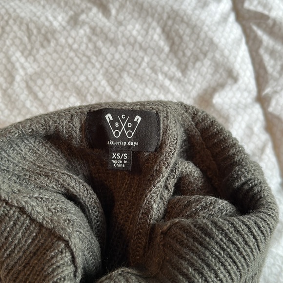 Six Crisp Days - oversized knit turtleneck sleeveless sweater - Picture 3 of 4